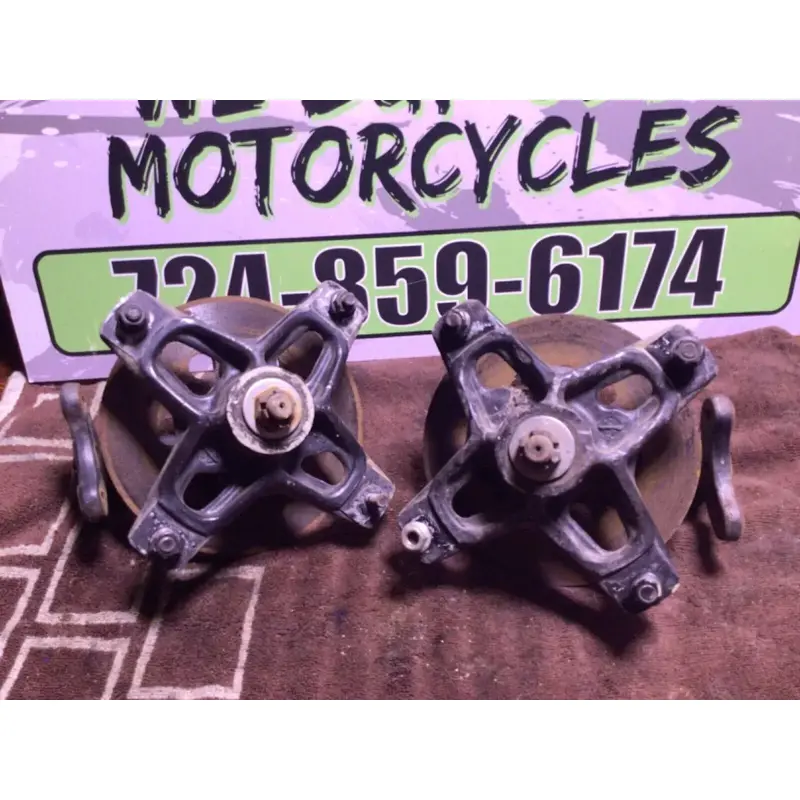 1986 SUZUKI LT230S LEFT FRONT WHEEL HUB SPINDLE KNUCKLE LT 230S 230E 1985-1993